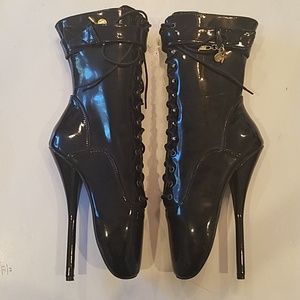 Black patent leather pointe bondage shoes locks